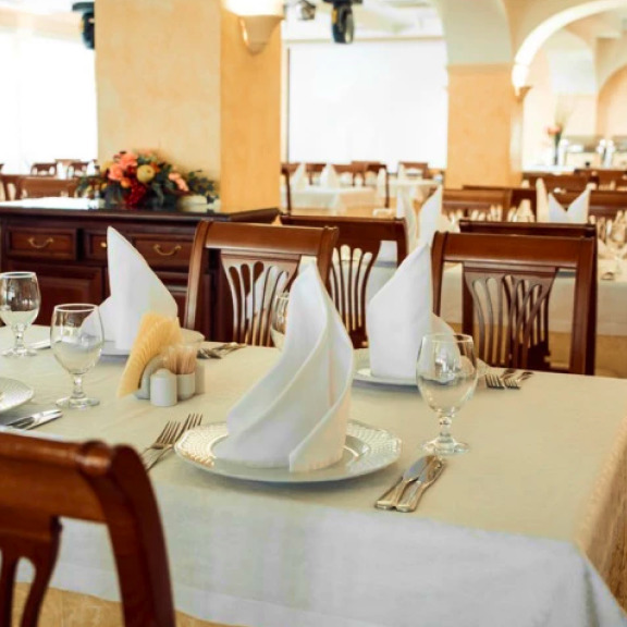 Прямоугольные банкетные столы в интерьере Прямоугольные банкетные столы в интерьере - фото