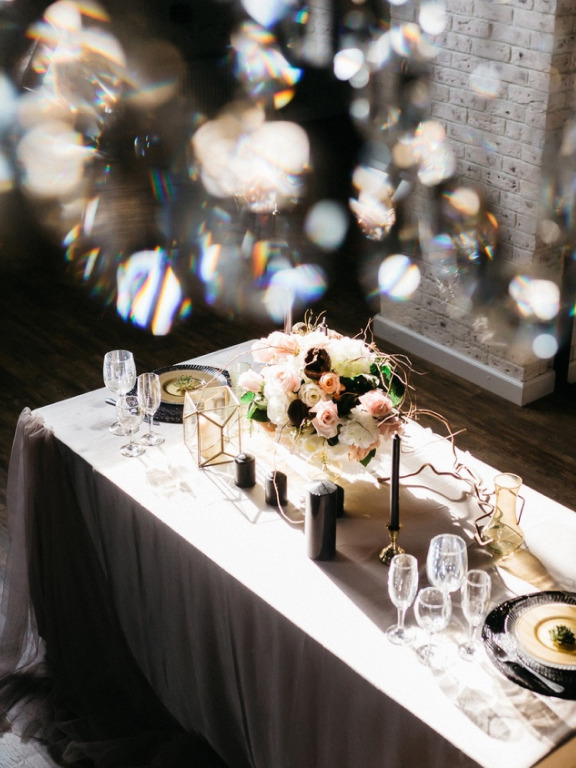 Прямоугольный раскладной столы в банкетном зале Прямоугольный раскладной столы в банкетном зале - фото