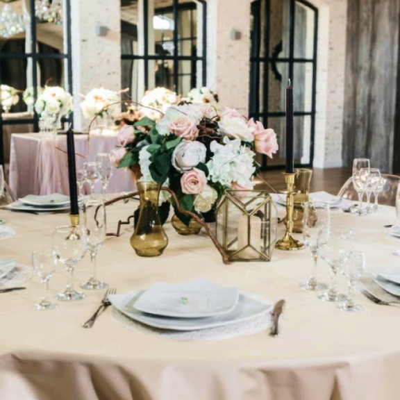 Круглый стол с банкетным текстилем Круглый стол с банкетным текстилем - фото