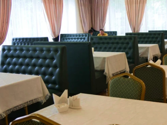 Прямоугольный стол в кафе Прямоугольный стол в кафе - фото