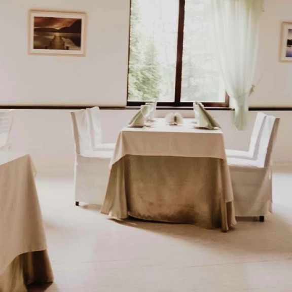Прямоугольный стол с банкетным текстилем Прямоугольный стол с банкетным текстилем - фото